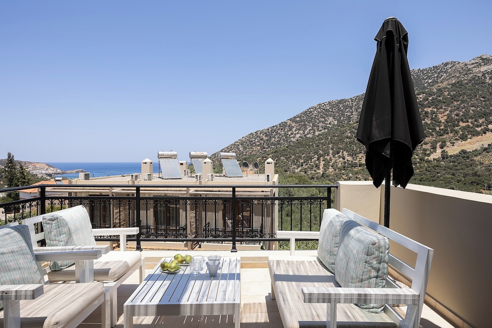 Three Bedroom Villa - Split Level photo 2