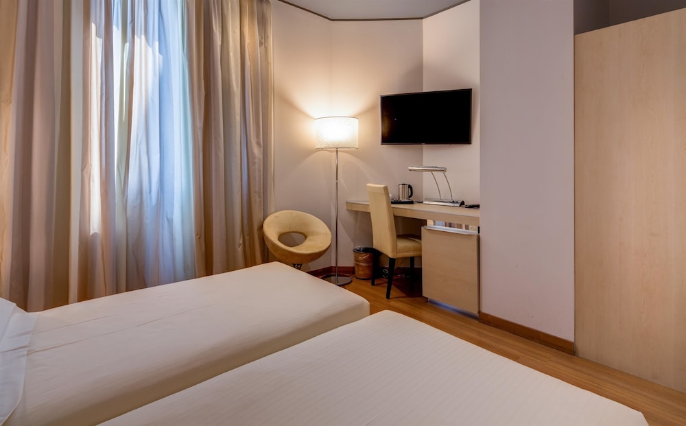 Standard Room, Multiple Beds, Non Smoking photo 3