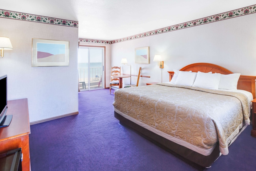 Deluxe Room, 1 King Bed, Hot Tub, Balcony, Lake View photo 2