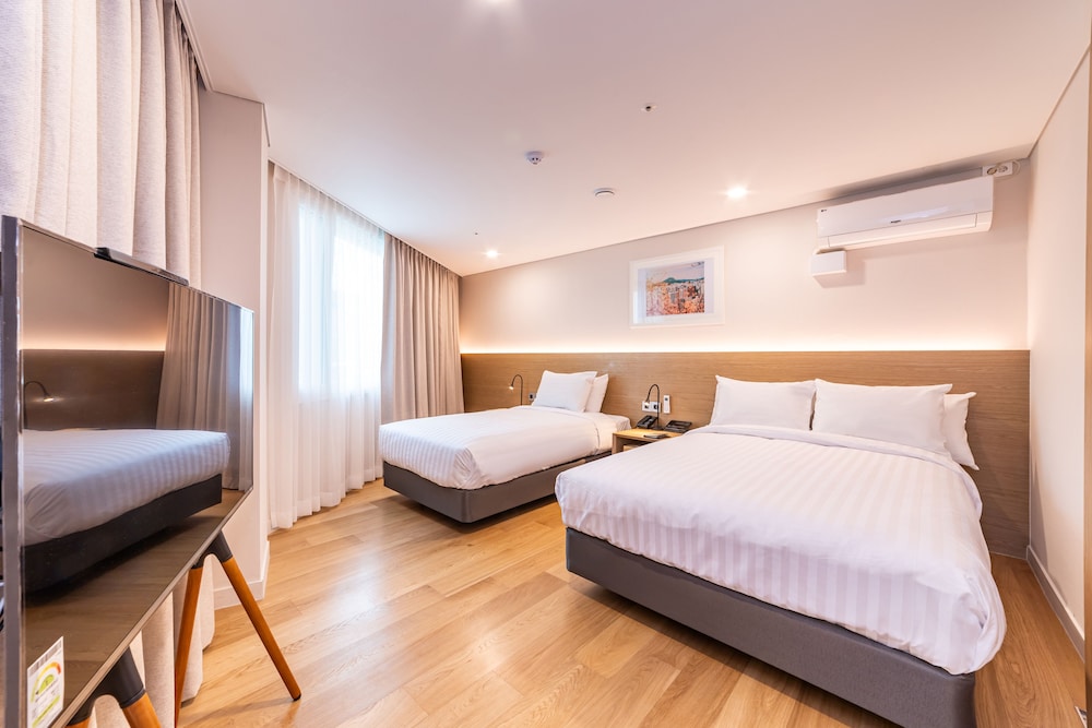 Premium Family Suite With Loft 1602 - Photo 3