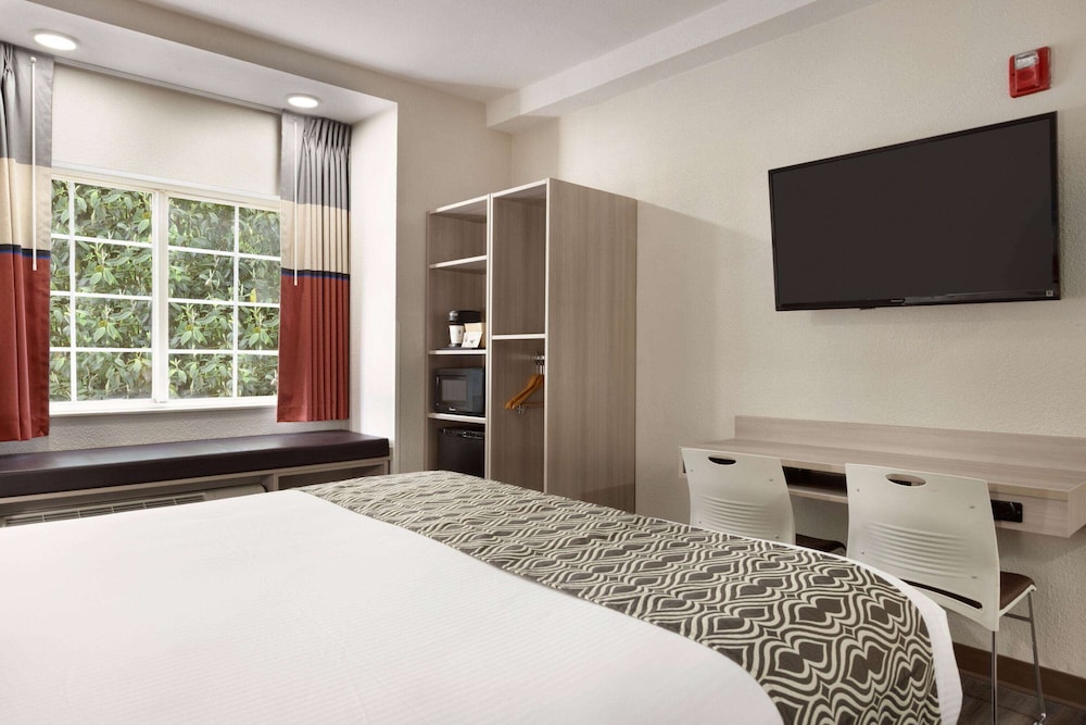 Room, 1 Queen Bed, Non Smoking - Photo 6