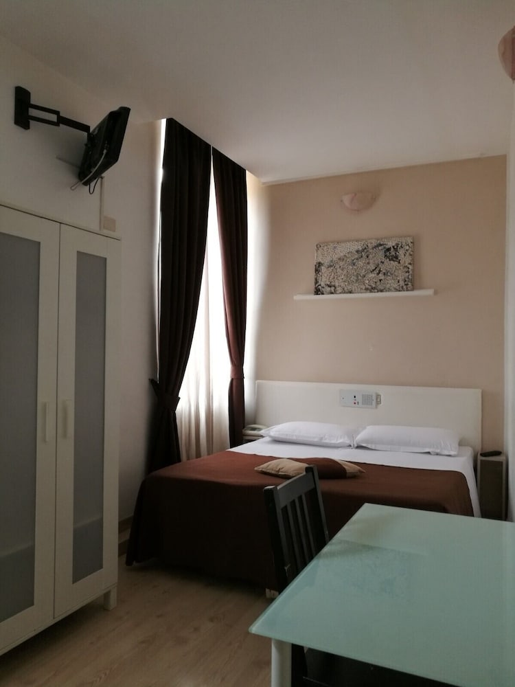 Small Double/Twin Room photo 3