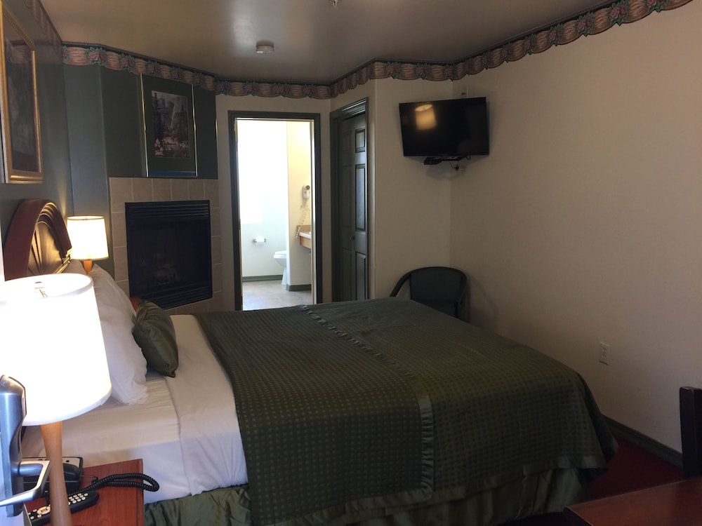 Standard Room, 1 King Bed, Jetted Tub photo 1