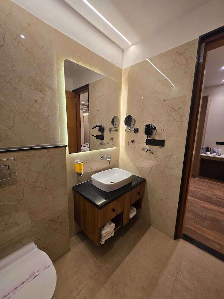 Executive Room - Photo 13