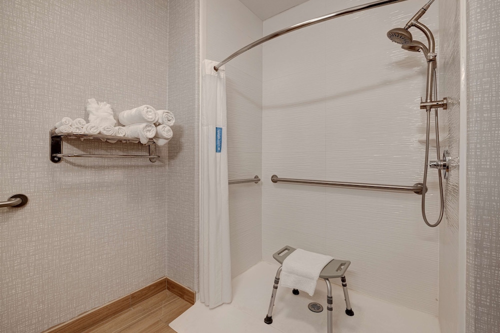 Room, 1 King Bed, Accessible, Balcony - Photo 6