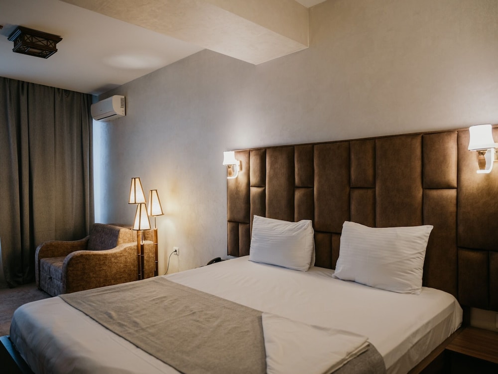 Deluxe Double Room - Photo 9