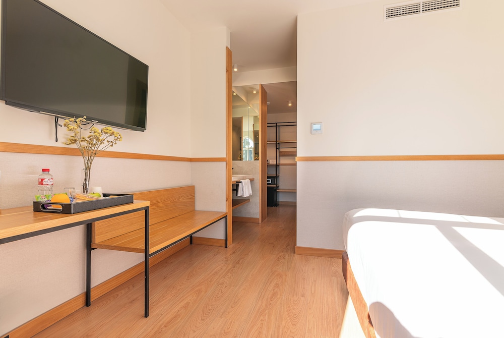 Deluxe Double or Twin Room - Photo 6