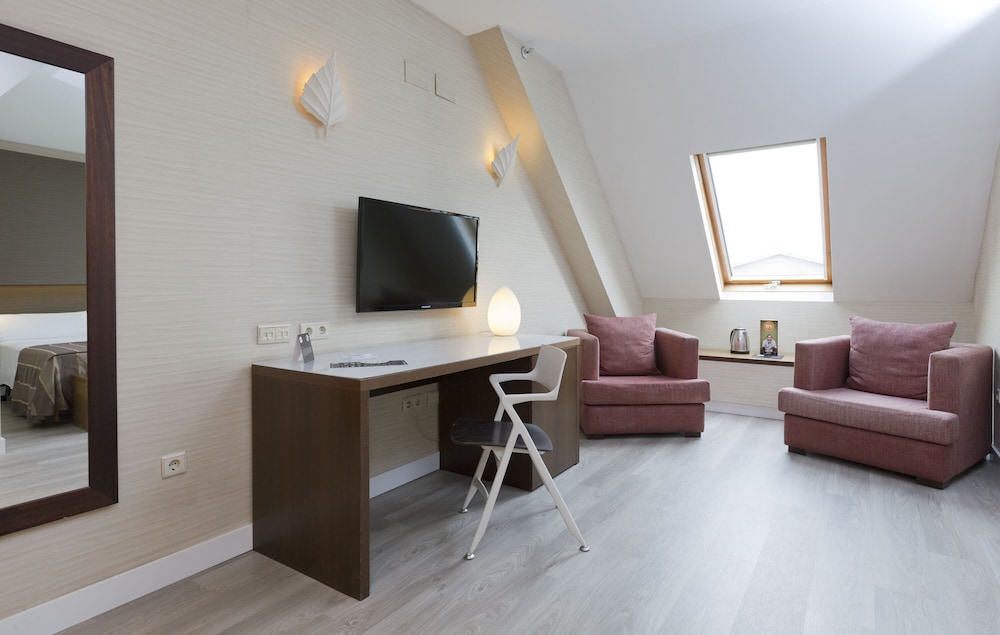 Deluxe Double Room, Jetted Tub - Photo 4