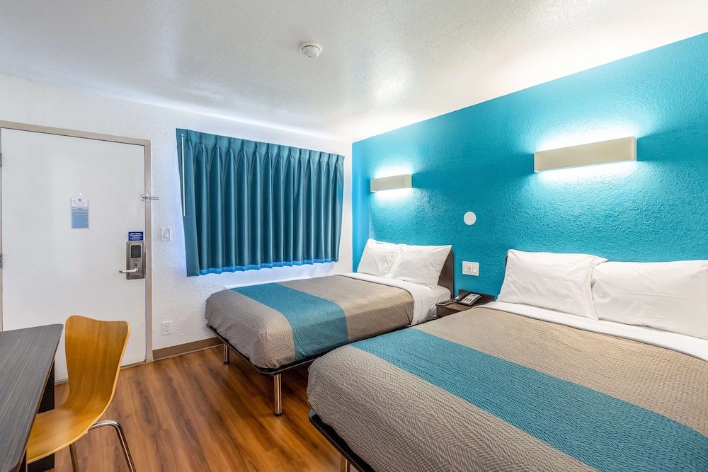 Deluxe Room, 2 Double Beds, Non Smoking, Refrigerator & Microwave photo 2