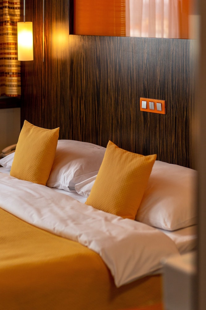 Design Double Room, City View (12th Floor) thumbnail 6