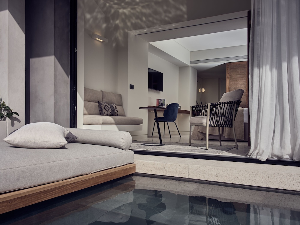 Private Pool Suite