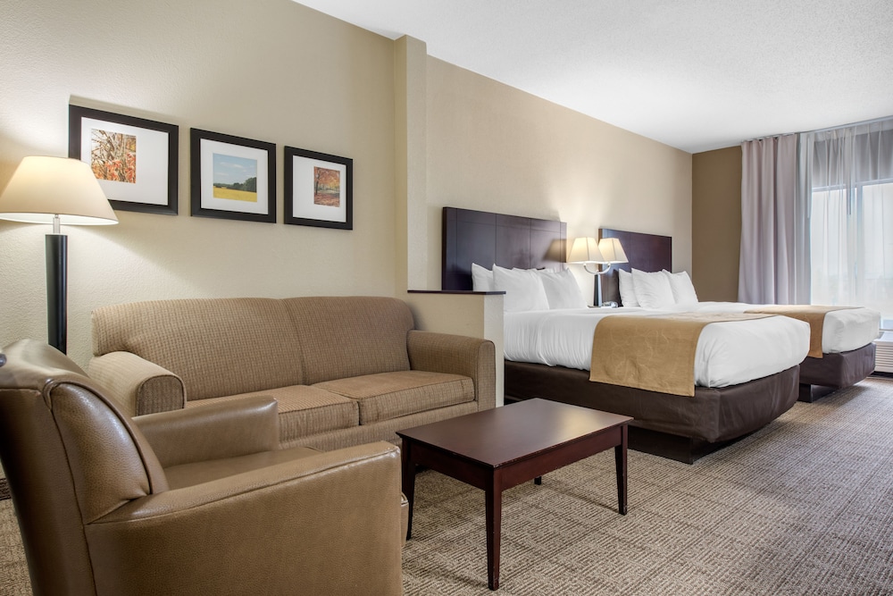 Suite, Multiple Beds, Non Smoking (2 Queen Beds and Sleeper Sofa) - Photo 2