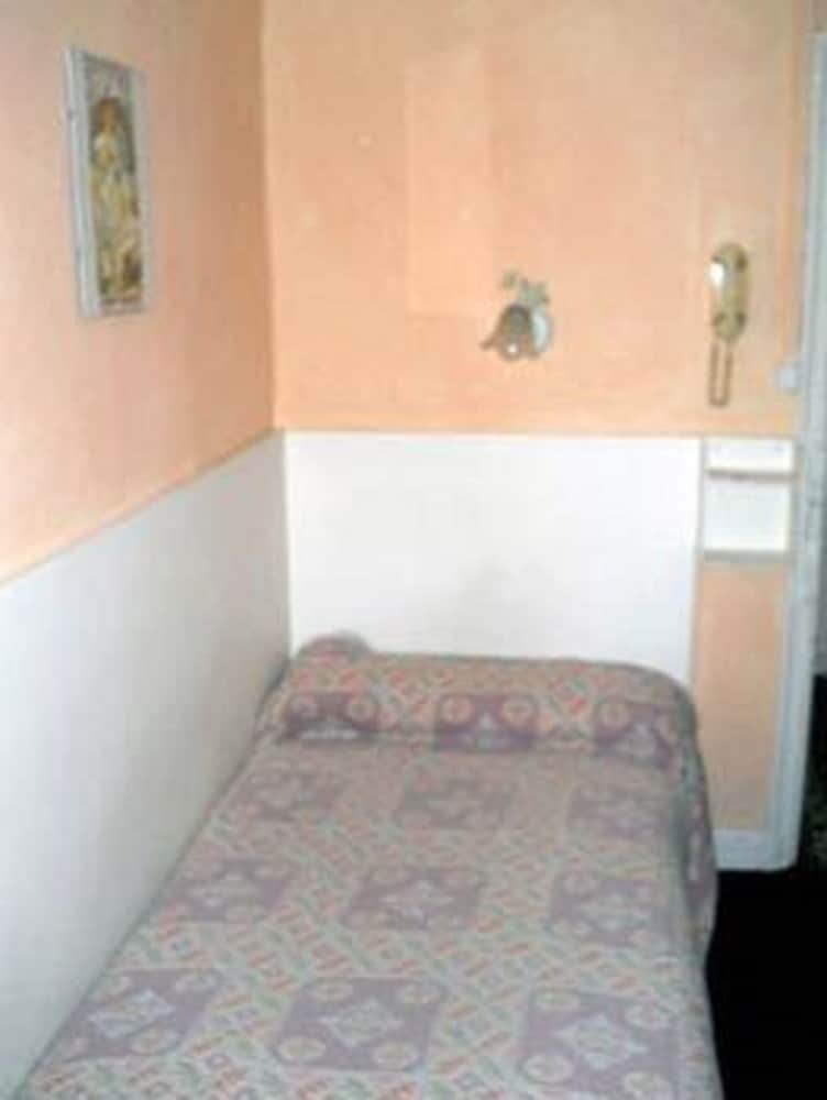 Standard Single Room, Shared Bathroom photo 3