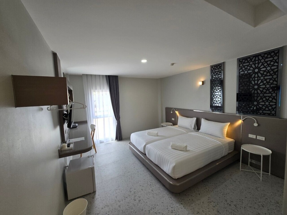 Standard Twin Room, Non Smoking - Photo 9