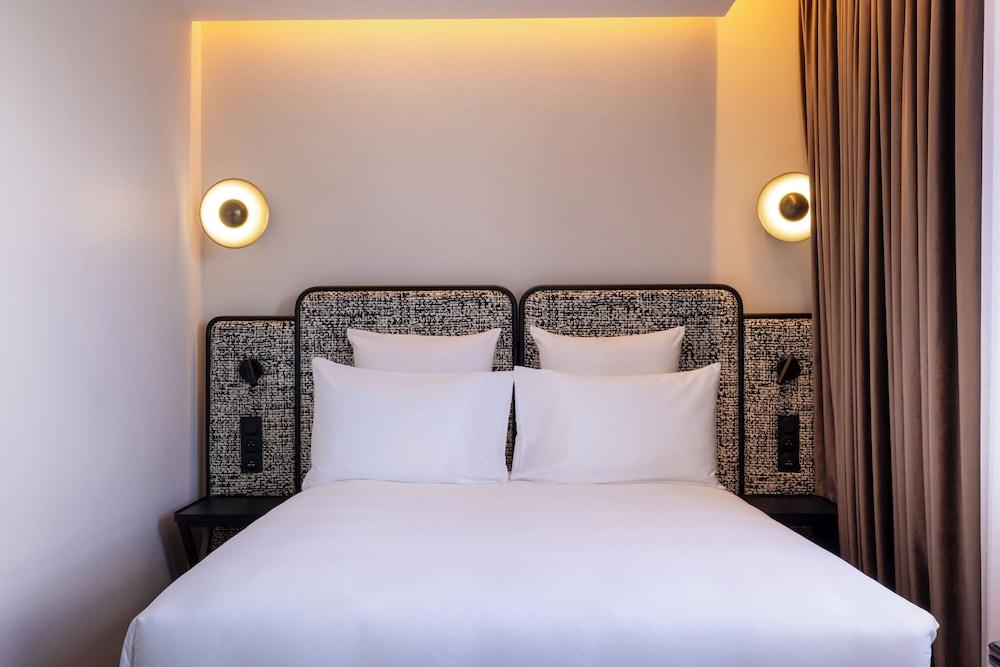 Superior Room, 1 King Bed, Mobility Accessible photo 3