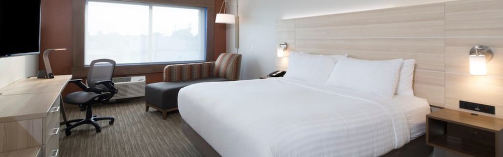 Room, 1 King Bed, Accessible, Corner (Accessible Tub) photo 2