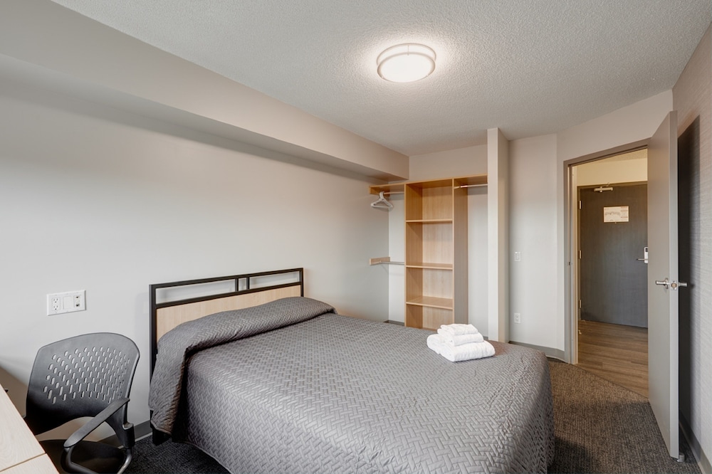 Suite, 2 Bedrooms, Kitchenette - Photo 2