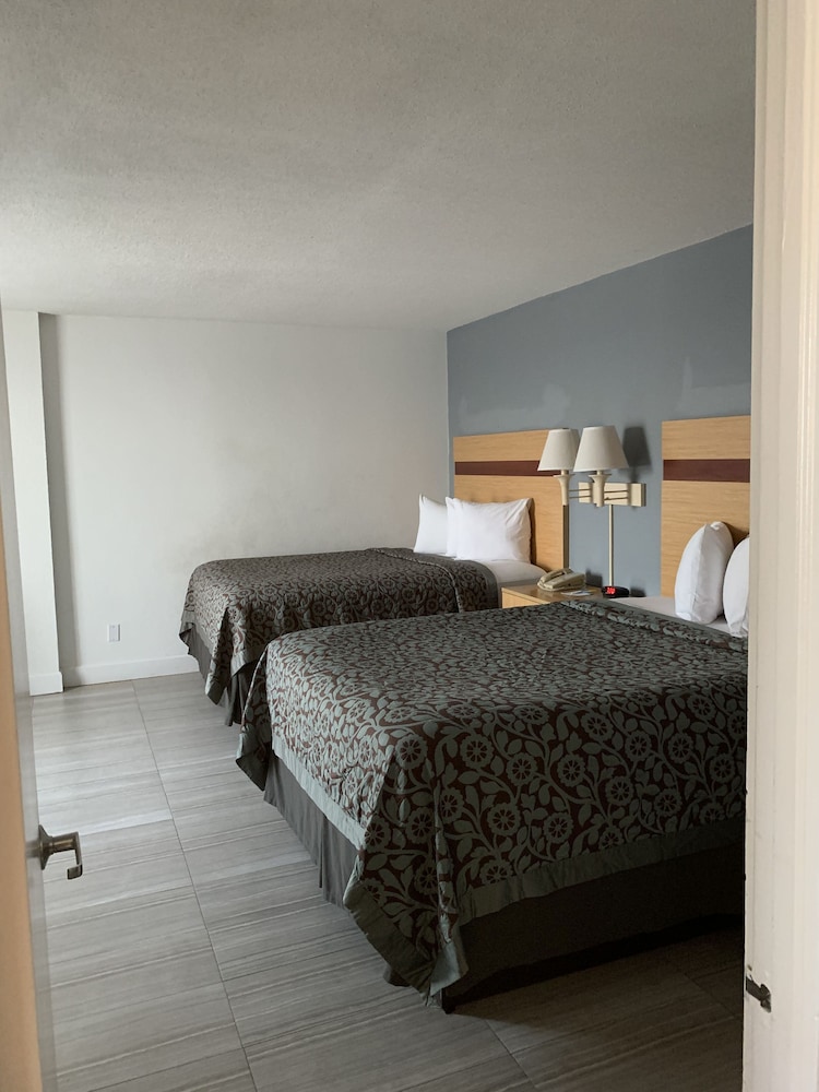 Deluxe Studio Suite, 1 King Bed, Hot Tub, Partial Ocean View - Photo 1