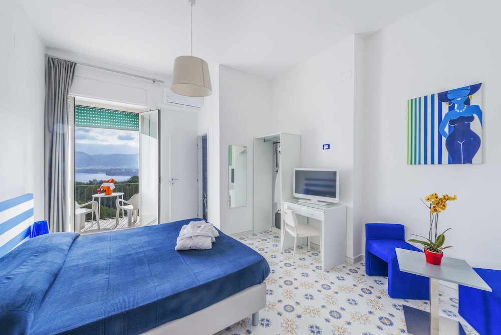 Deluxe Double Room, Balcony, Sea View - Photo 2