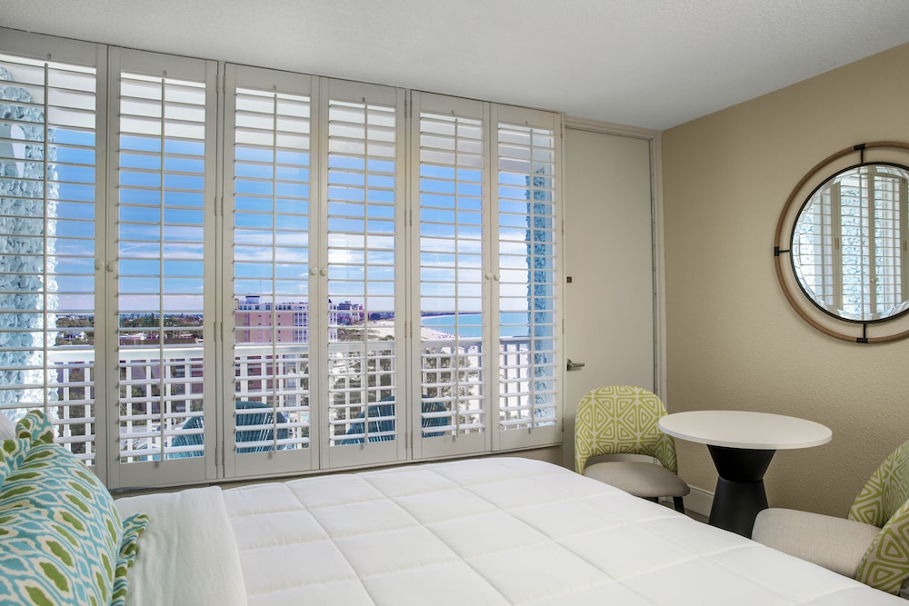Room, 1 King Bed, Partial Ocean View photo 2