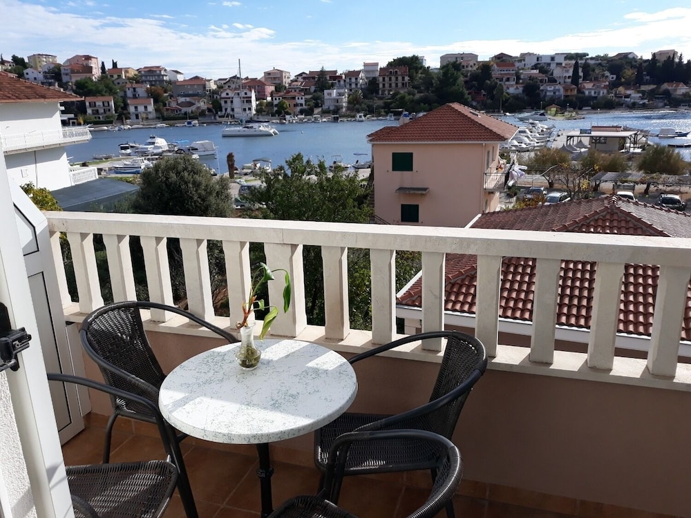 Apartment (Vesna - 40 m from pebble beach - A2(4) photo 1