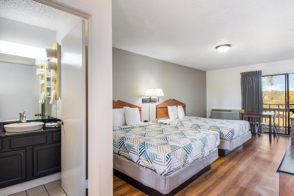 Standard Room, 2 Queen Beds, Non Smoking - Photo 2
