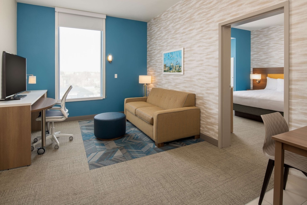 Suite, 1 King Bed, Accessible (Roll-In Shower) photo 2
