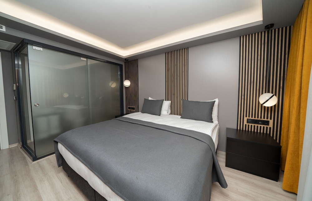 Standard Room, 1 Queen Bed photo 2