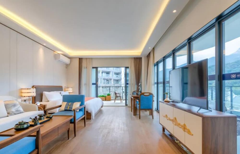 Luxury Studio Suite, Patio, Mountain View