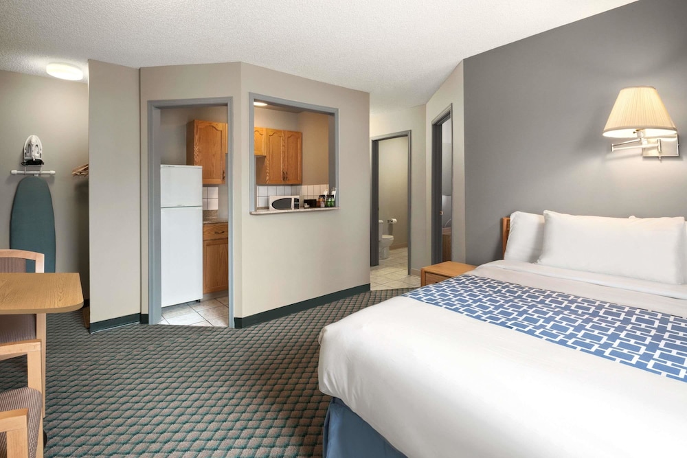 Suite, 2 Double Beds, Non Smoking - Photo 2