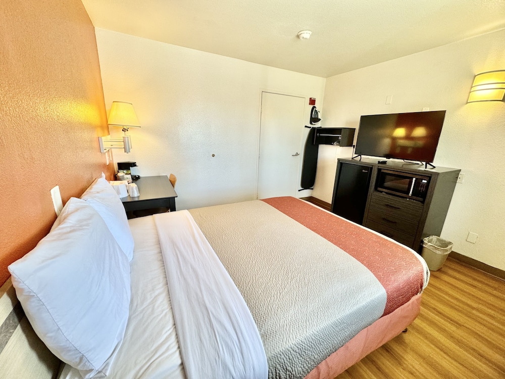Standard Room, 1 Queen Bed, Non Smoking, Refrigerator & Microwave - Photo 2