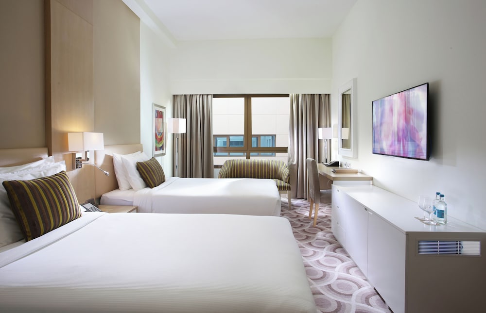 Guest Room - Complimentary Shuttle Bus to Beach & Mall of the Emirates photo 3