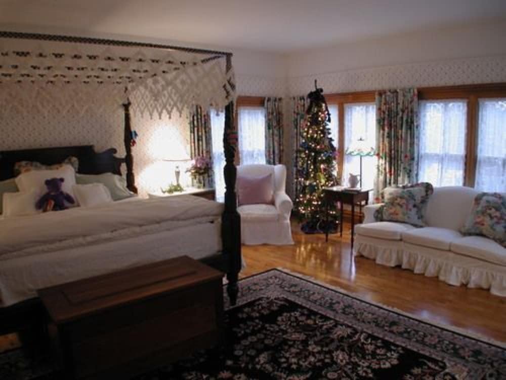 Romantic Suite, 1 King Bed, Jetted Tub (Suite 19) photo 3