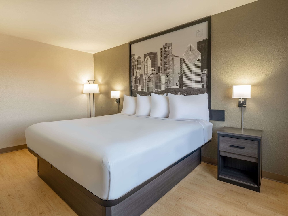 Standard Room, 1 King Bed - Photo 3