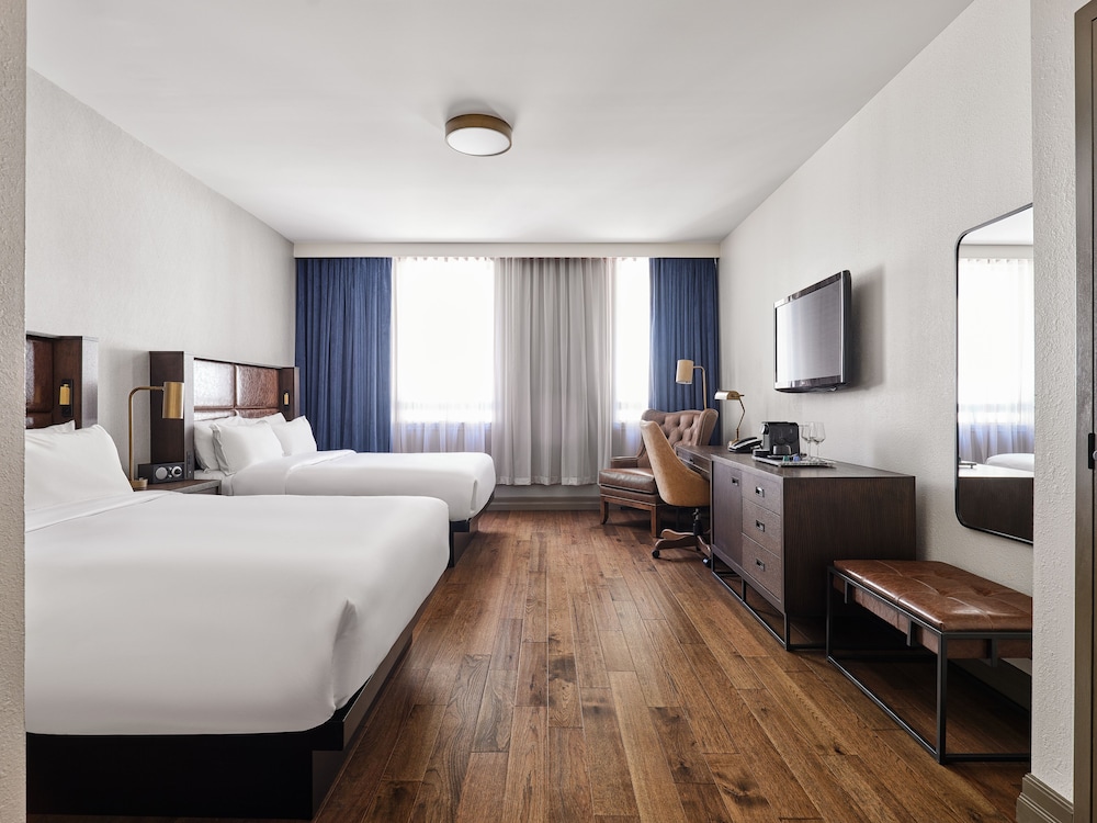 Superior Room, 2 Queen Beds thumbnail 6