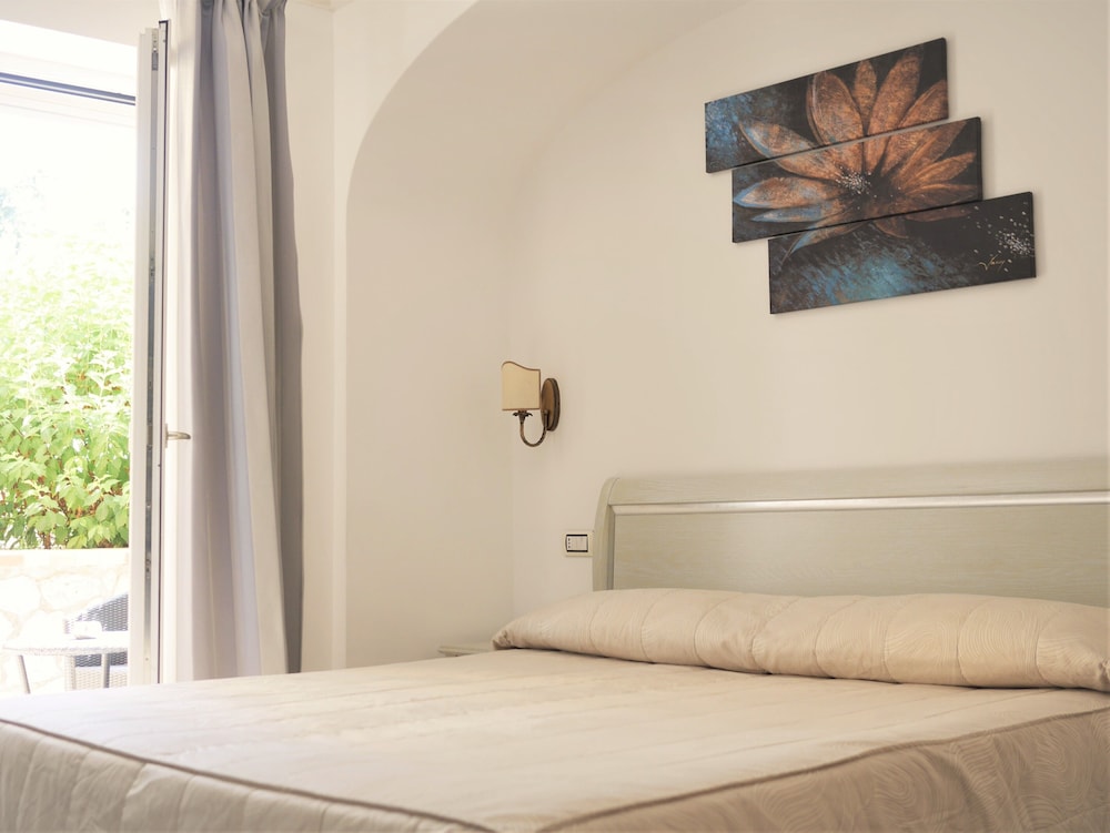 Standard Double Room, Balcony, Garden View - Photo 5