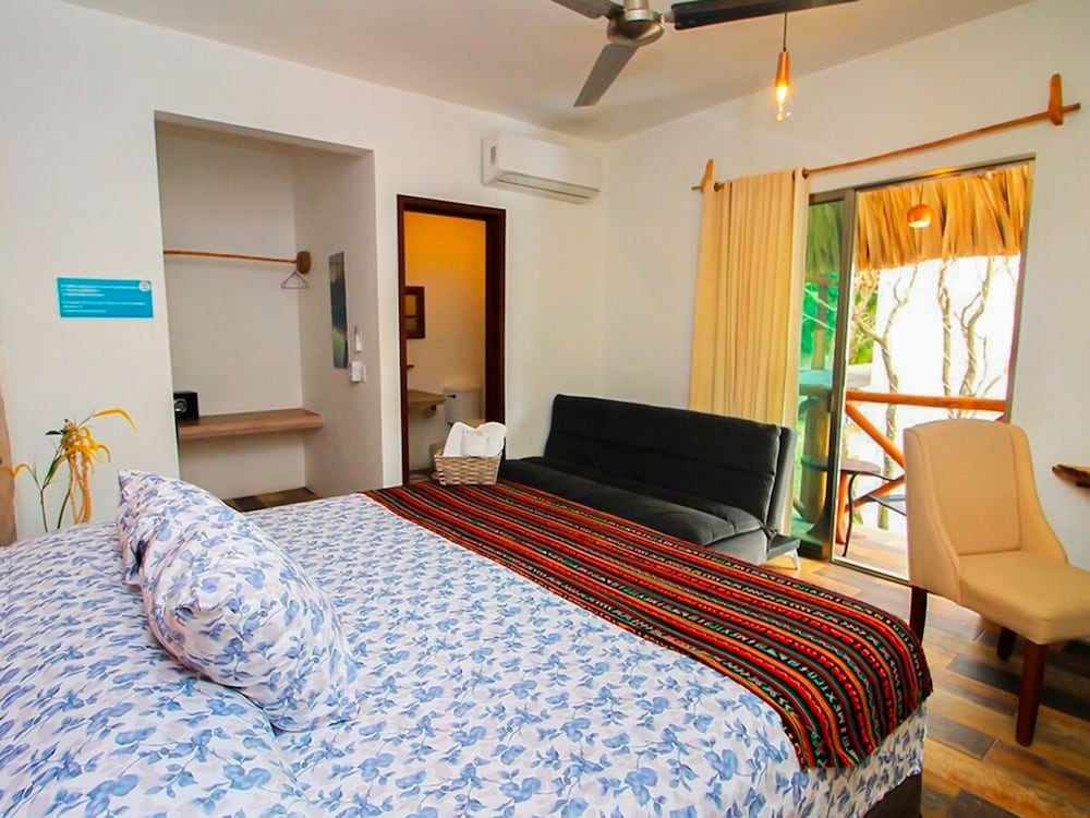 Comfort Room, 1 Queen Bed, Garden View