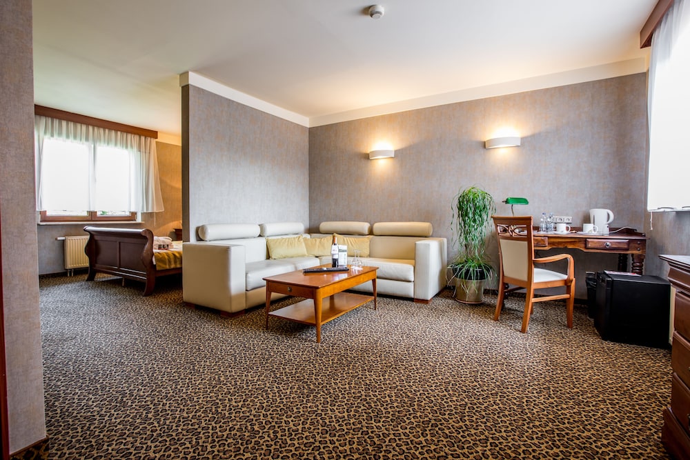 Standard Suite, 1 King Bed photo 2