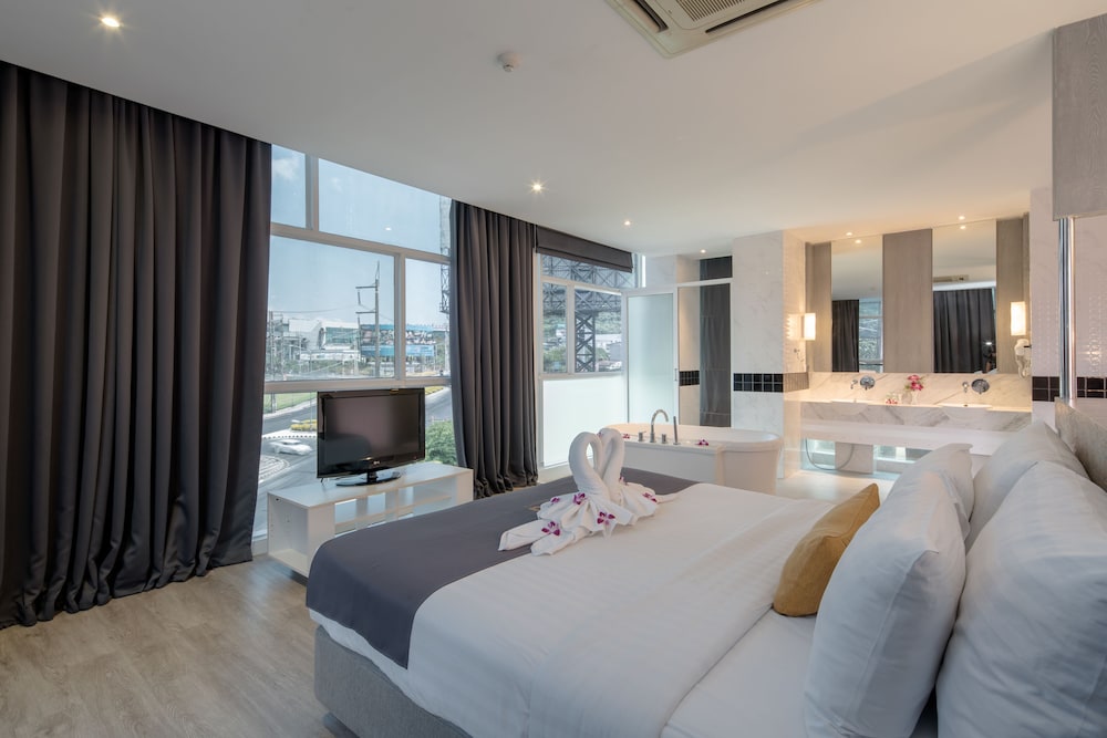Honeymoon Suite with Balcony - Photo 4