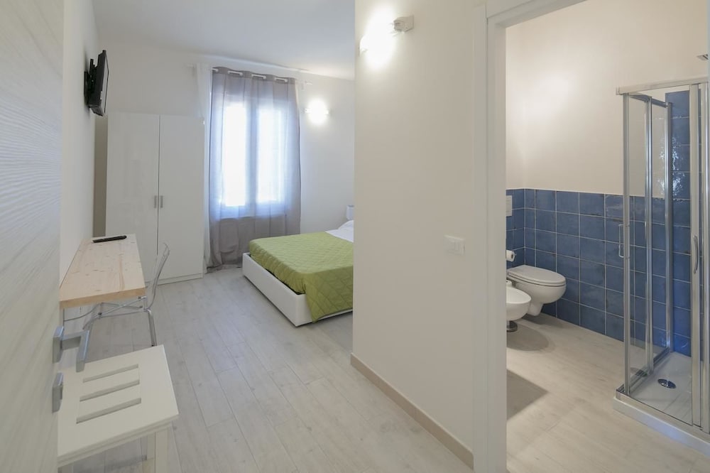Double Room, 1 Queen Bed