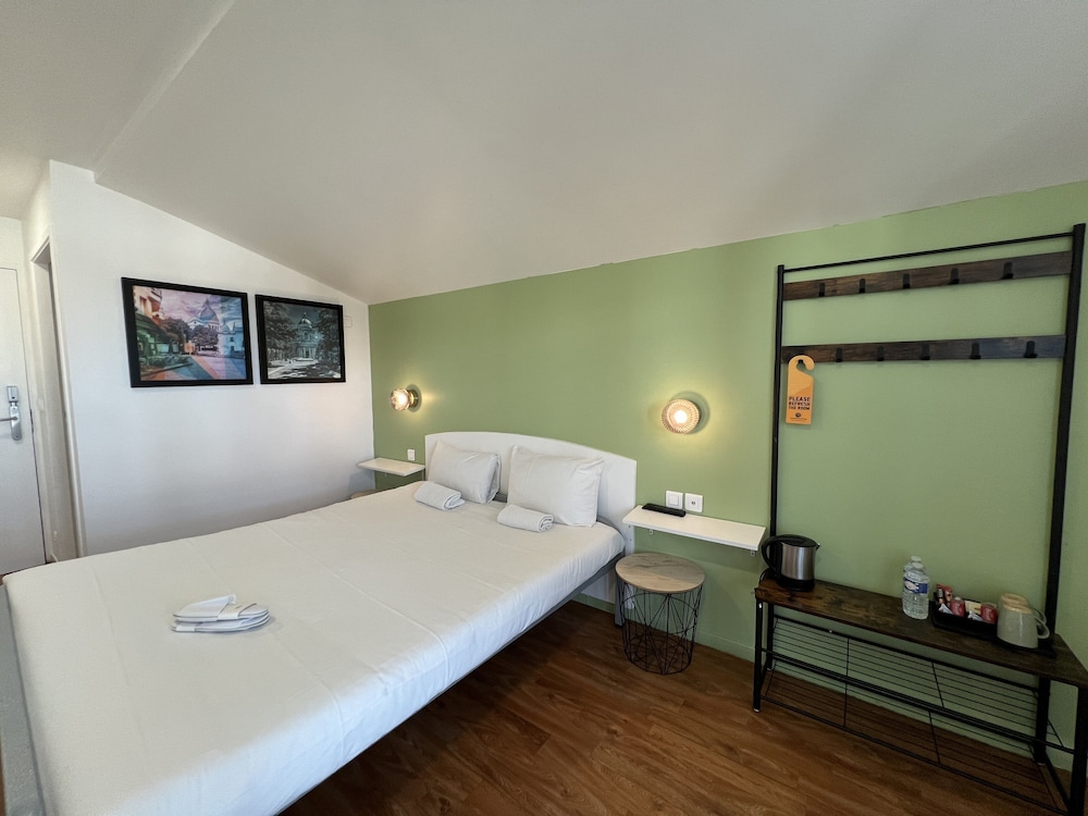 Single Room with Private Bathroom photo 1