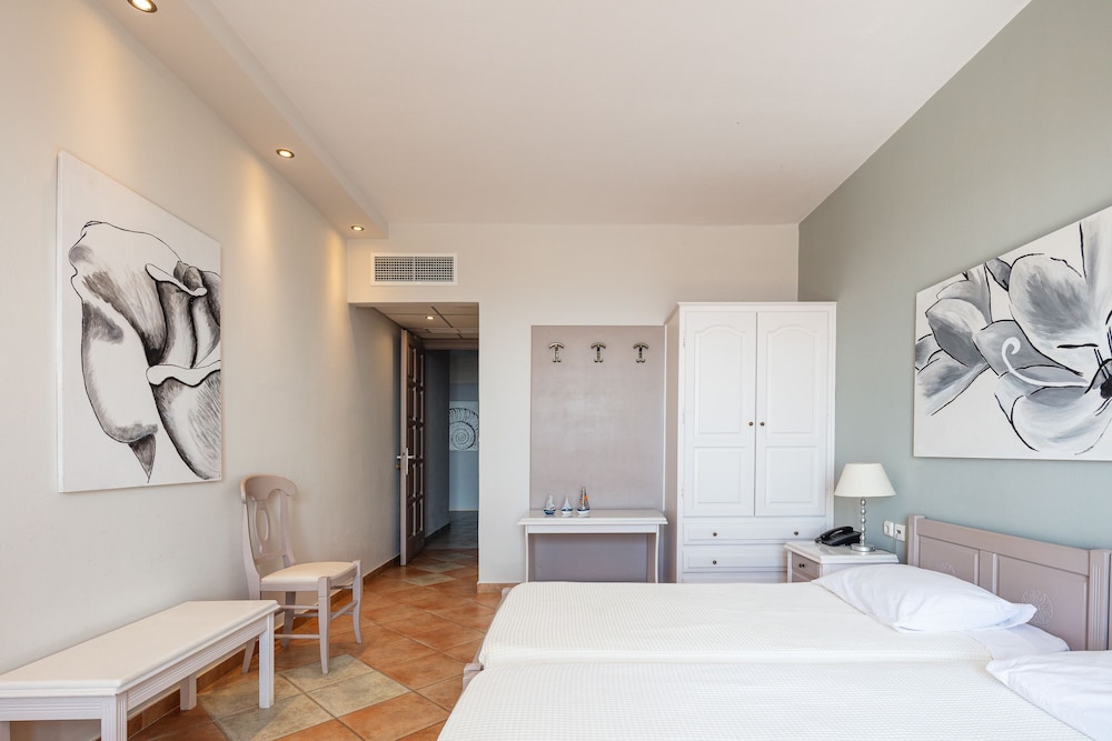 Aegean Triple Room with Balcony & Sea View photo 2