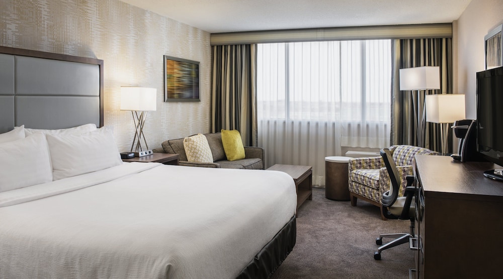 Suite, 1 Bedroom, City View (1 King Bed, Living/Dining Area)