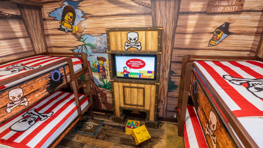 Pirate Fully Themed Family Suite with park access photo 3
