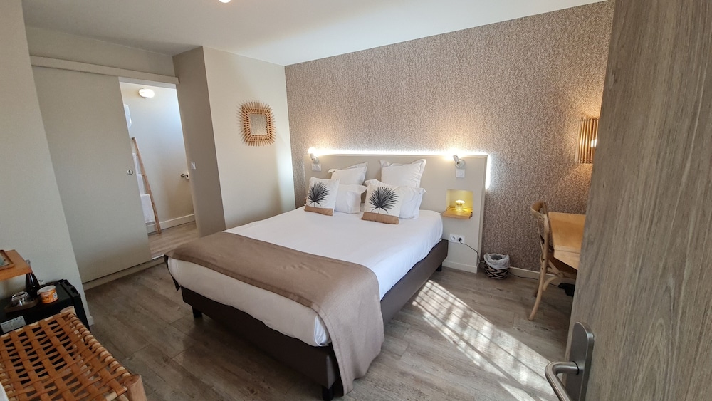 Deluxe Double Room, City View - Photo 30