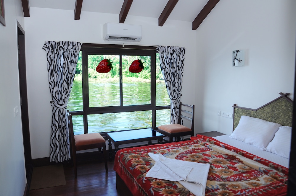Deluxe Double or Twin Room, 1 Double Bed, Accessible, Lake View photo 1