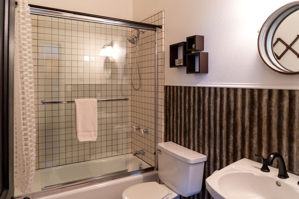 Superior Double Room, Ensuite, Mountain View (MacIntosh) photo 3