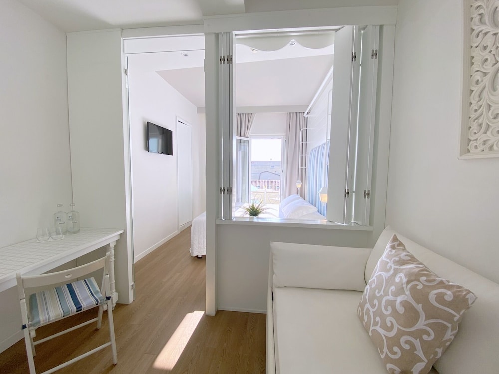 Junior Studio Suite, Balcony, Pool View photo 1