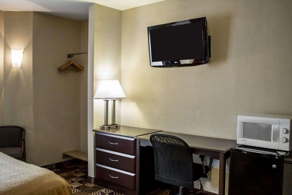 Standard Room, 1 Queen Bed, Non Smoking - Photo 1