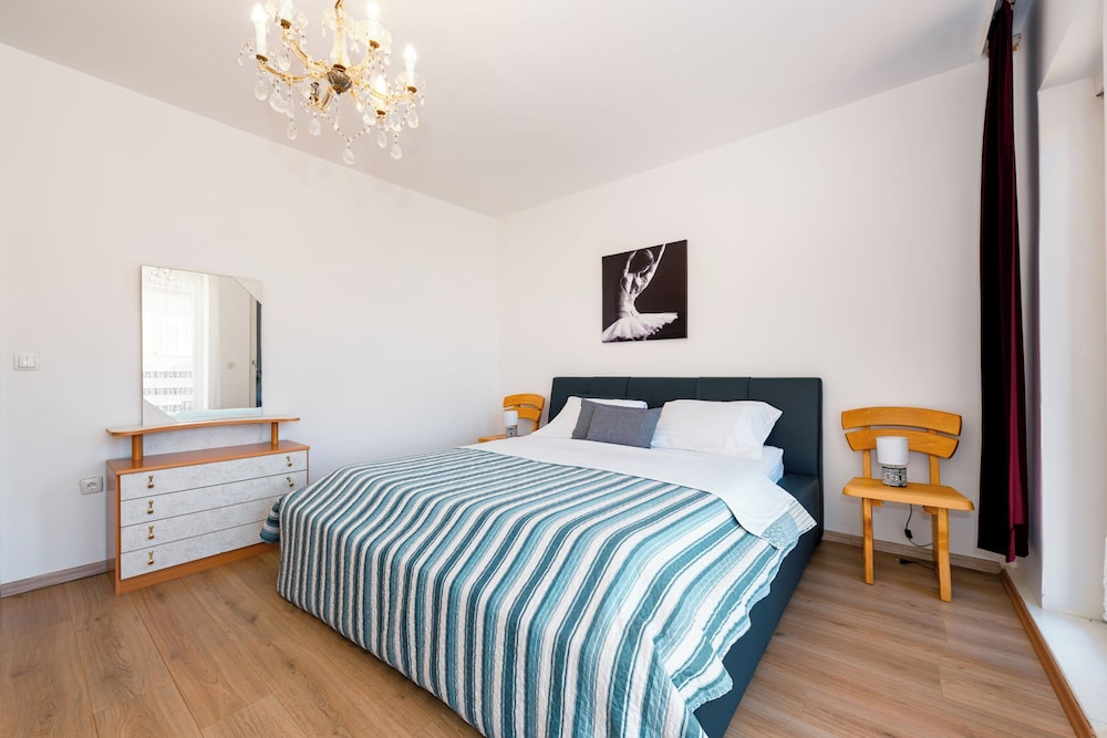 Family Apartment, Multiple Bedrooms (Spacious 2 Bedroom Apartment With)